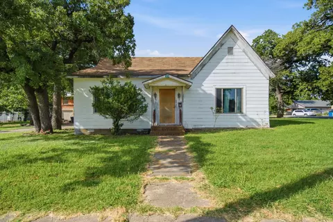 324 W Ross Ave, De Leon, TX 76444