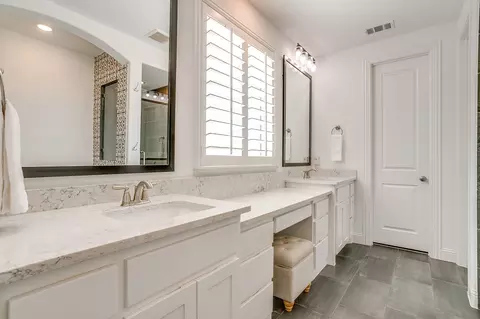 Bath - 2009 Roundtree Cir E, Aledo, TX 76008 photo 2 of 6