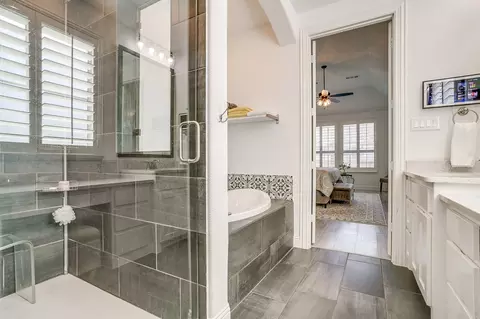 Bath - 2009 Roundtree Cir E, Aledo, TX 76008 photo 4 of 6