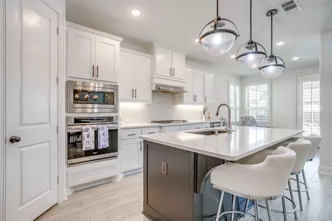 Kitchen - 2009 Roundtree Cir E, Aledo, TX 76008 photo 2 of 4