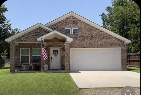 207 N Hubbard St, Alvord, TX 76225