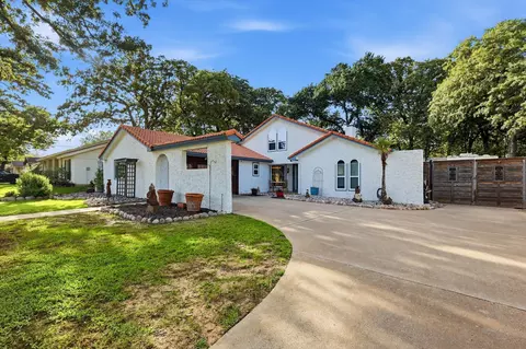 913 Harwood Ter, Bedford, TX 76021