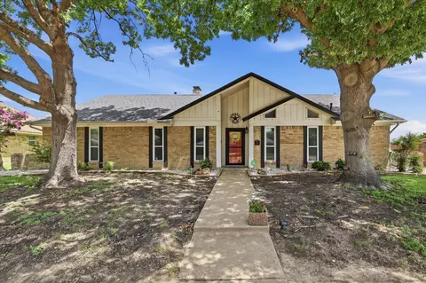 1000 Oxfordshire Dr, Carrollton, TX 75007