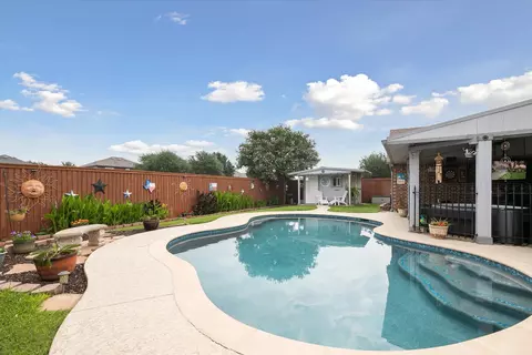 568 Willowview Dr, Saginaw, TX 76179