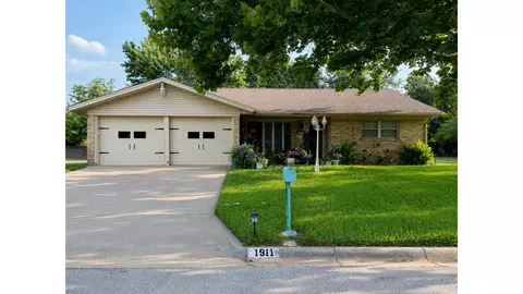 1911 Cypress Ct, Gainesville, TX 76240