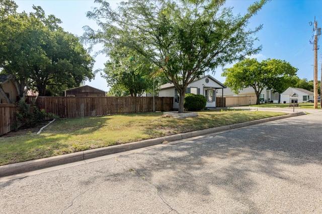 308 Hallvale Dr, White Settlement, TX 76108