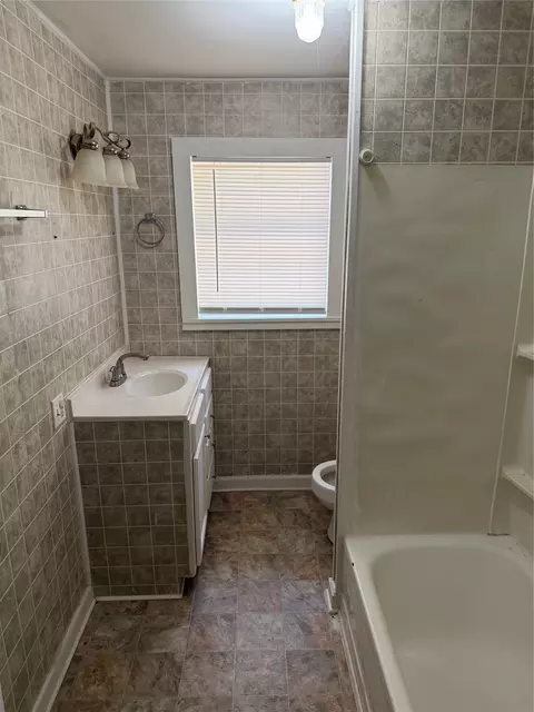 Bath - 305 E Pliler Precise Rd, Longview, TX 75605 photo 2 of 2