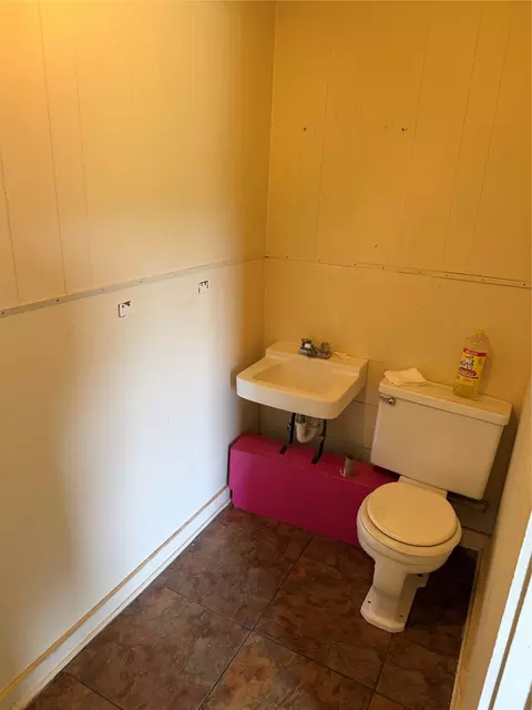 Bath - 305 E Pliler Precise Rd, Longview, TX 75605 photo 1 of 2