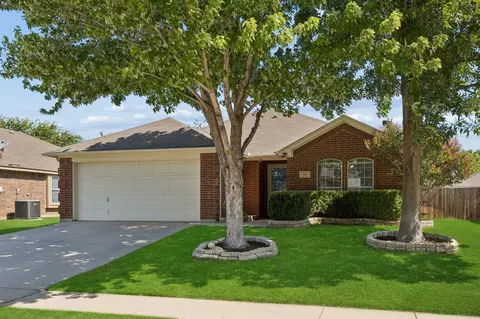 616 Steerman Ct, Saginaw, TX 76179