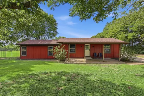 201 Rockett Ln, Pecan Hill, TX 75154