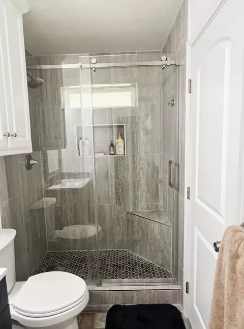 Bath - 1105 Glenn Dr, Euless, TX 76039 photo 1 of 2