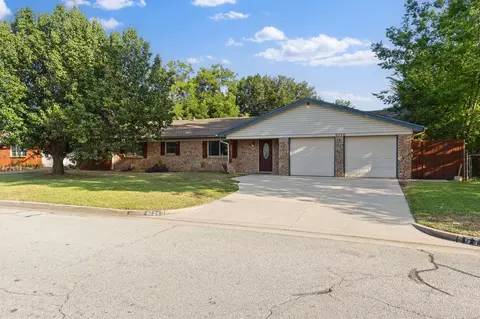 6736 Corona Dr, North Richland Hills, TX 76180