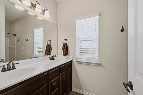 Bath - 816 E Northside Dr, Pilot Point, TX 76258 photo 1 of 3