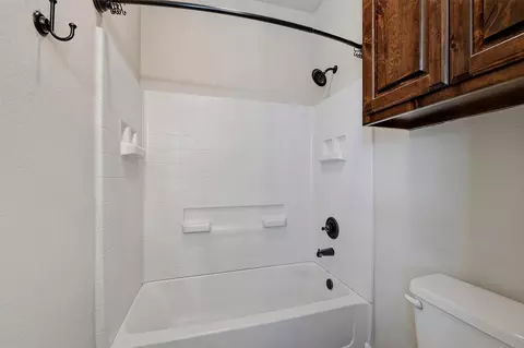 Bath - 816 E Northside Dr, Pilot Point, TX 76258 photo 2 of 3