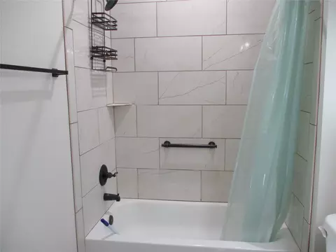 Bath - 148 Mill St, Emory, TX 75440 photo 3 of 5