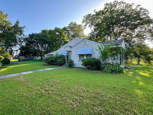 1105 S Donoho St, Clarksville, TX 75426