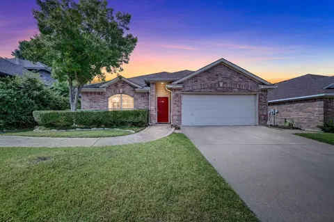 808 Silverbrook Dr, Saginaw, TX 76179