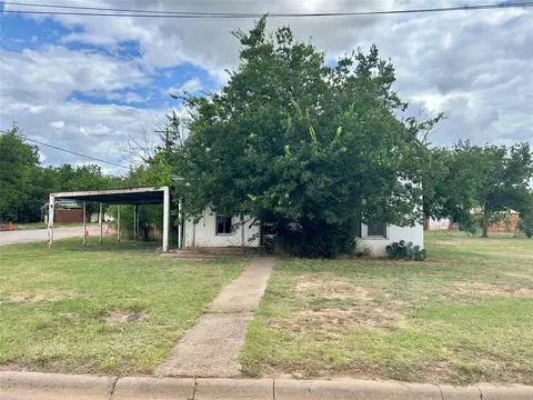 916 W Mesquite St, Coleman, TX 76834