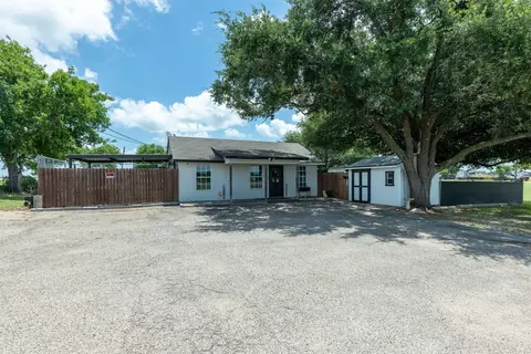 Exterior - 5327 Old Lorena Rd, Lorena, TX 76655 photo 2 of 11