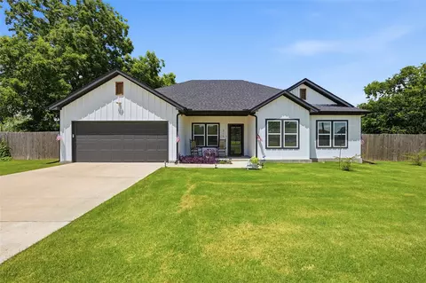 310 N Water St, Savoy, TX 75479