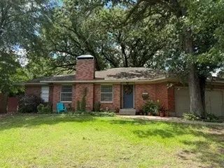 1906 E Beverly Dr, Corsicana, TX 75110