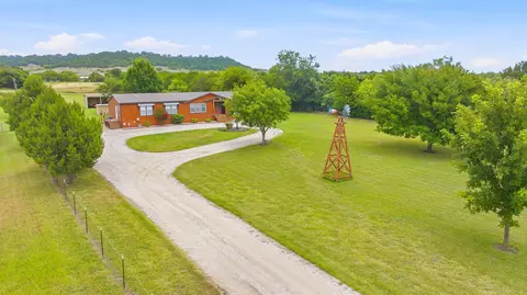 2914 Oak Ct, Granbury, TX 76048