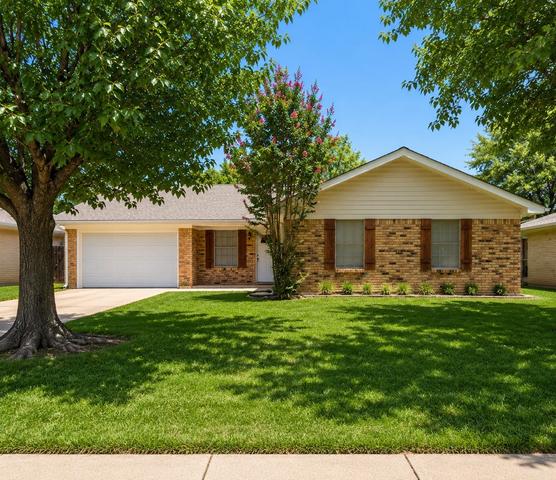 900 Prestwick St, Bedford, TX 76022