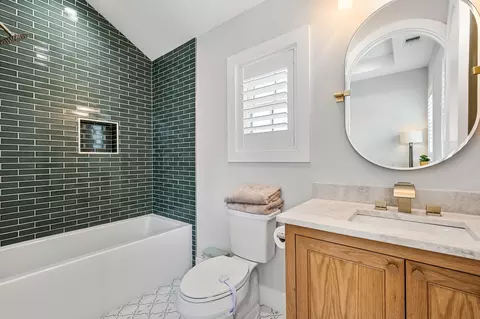 Bath - 814 E Wall St, Grapevine, TX 76051 photo 5 of 7