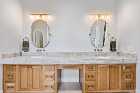 Bath - 814 E Wall St, Grapevine, TX 76051 photo 3 of 7