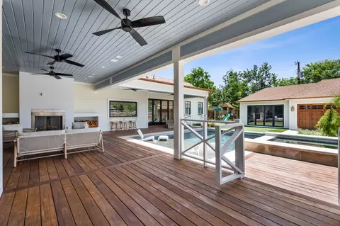 Exterior - 814 E Wall St, Grapevine, TX 76051 photo 4 of 9