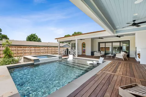 Exterior - 814 E Wall St, Grapevine, TX 76051 photo 8 of 9