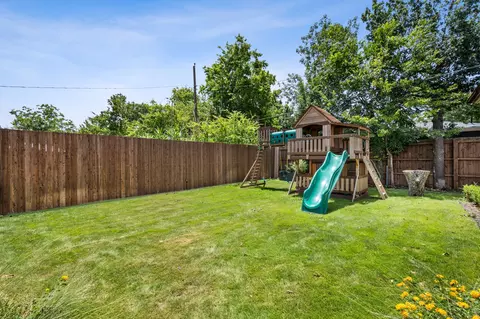Exterior - 814 E Wall St, Grapevine, TX 76051 photo 9 of 9