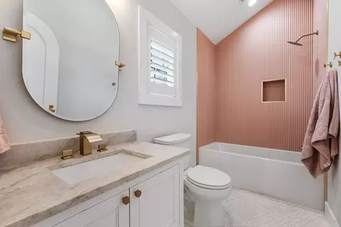 Bath - 814 E Wall St, Grapevine, TX 76051 photo 6 of 7