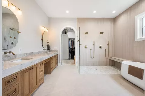 Bath - 814 E Wall St, Grapevine, TX 76051 photo 2 of 7