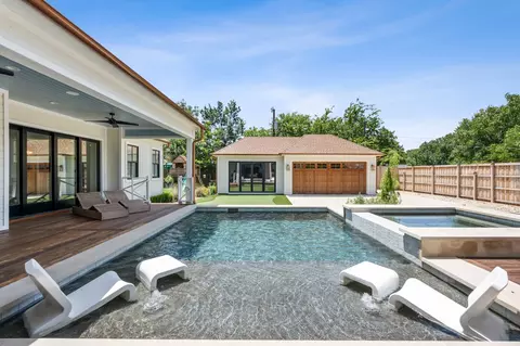 Exterior - 814 E Wall St, Grapevine, TX 76051 photo 7 of 9