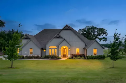 947 Silverleaf Dr, Weatherford, TX 76085
