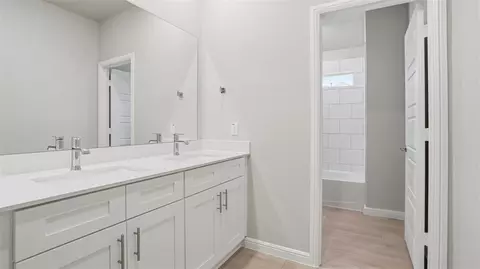 Bath - 728 Soaring Hawk Dr, Fort Worth, TX 76008 photo 3 of 6
