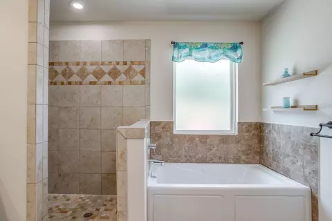Bath - 216 Lovers Path Dr, Springtown, TX 76082 photo 3 of 4