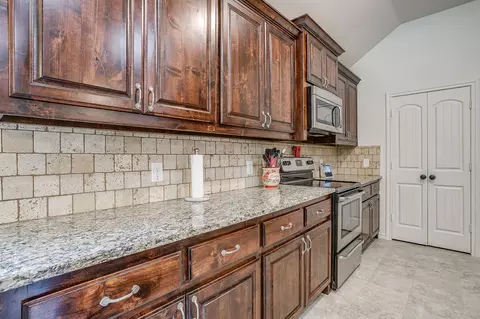 Kitchen - 216 Lovers Path Dr, Springtown, TX 76082 photo 1 of 3