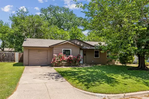 1202 Johns Dr, Euless, TX 76039 photo 2