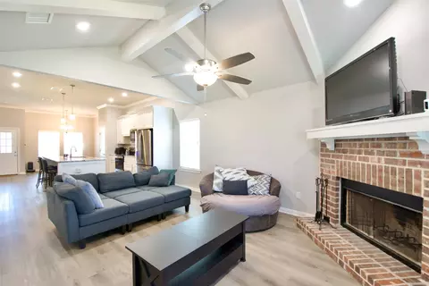 429 Travis Dr, Mcgregor, TX 76657 photo 9