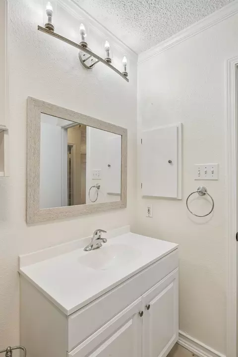 Bath - 118 E Denton Dr, Euless, TX 76039 photo 4 of 4