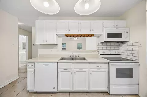Kitchen - 118 E Denton Dr, Euless, TX 76039 photo 3 of 5