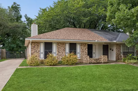 Exterior - 118 E Denton Dr, Euless, TX 76039 photo 3 of 8