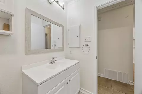 Bath - 118 E Denton Dr, Euless, TX 76039 photo 3 of 4