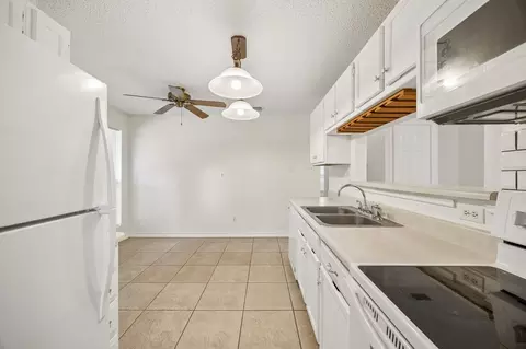 Kitchen - 118 E Denton Dr, Euless, TX 76039 photo 4 of 5