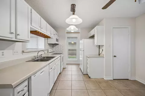 Kitchen - 118 E Denton Dr, Euless, TX 76039 photo 1 of 5