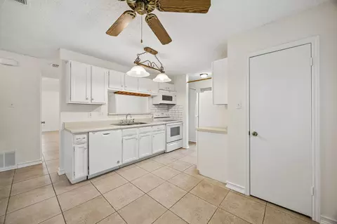 Kitchen - 118 E Denton Dr, Euless, TX 76039 photo 5 of 5