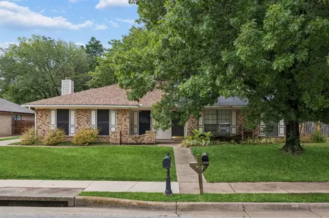 118 E Denton Dr, Euless, TX 76039