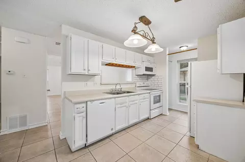 Kitchen - 118 E Denton Dr, Euless, TX 76039 photo 2 of 5